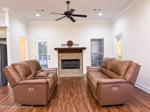 Living - 154 Notting Hill Pl, Canton, MS 39046 photo 1 of 2