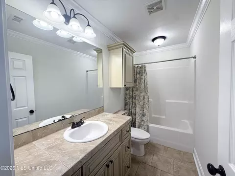Bath - 154 Notting Hill Pl, Canton, MS 39046 photo 2 of 6