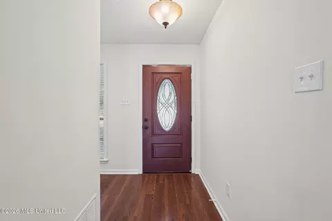 Entry Way - 5870 Morganton Dr, Olive Branch, MS 38654 photo 2 of 3