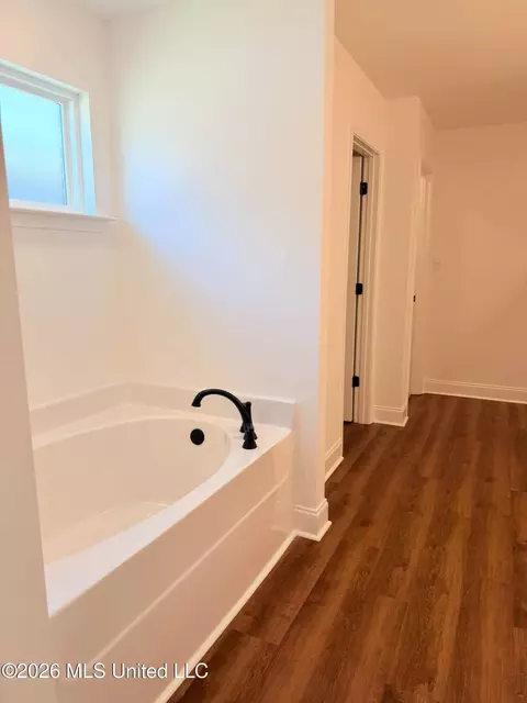 Entry Way - 6068 Hickory Point Dr, Walls, MS 38680 photo 1 of 2