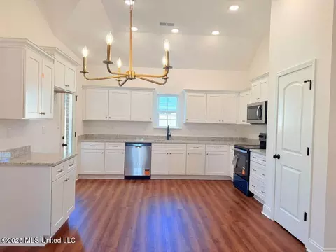 Kitchen - 6068 Hickory Point Dr, Walls, MS 38680 photo 1 of 1