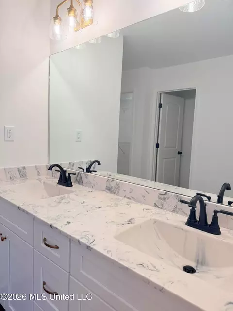Bath - 6068 Hickory Point Dr, Walls, MS 38680 photo 2 of 3