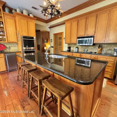 Kitchen - 48 Fairway Dr, Natchez, MS 39120 photo 3 of 4