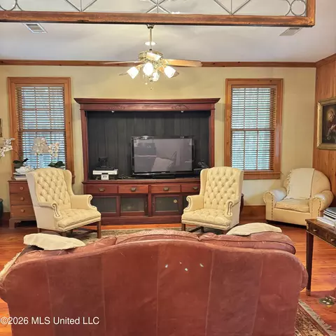 Living - 48 Fairway Dr, Natchez, MS 39120 photo 1 of 1