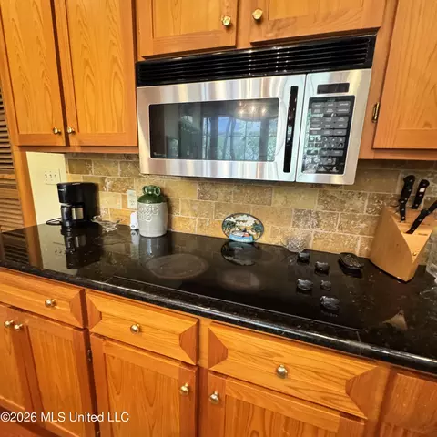 Kitchen - 48 Fairway Dr, Natchez, MS 39120 photo 2 of 4