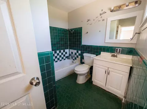 Bath - 1607 Meadow Forest Dr, Jackson, MS 39212 photo 1 of 2