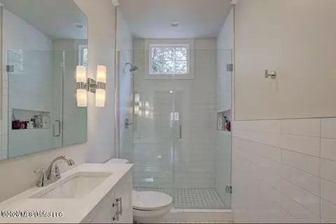 Bath - 4066 Robin Dr, Jackson, MS 39206 photo 3 of 3