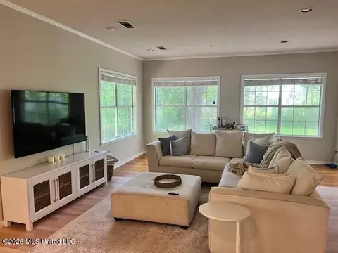 Living - 4066 Robin Dr, Jackson, MS 39206 photo 4 of 9