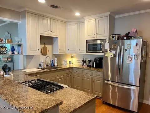 Kitchen - 4066 Robin Dr, Jackson, MS 39206 photo 5 of 6
