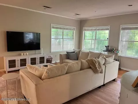 Living - 4066 Robin Dr, Jackson, MS 39206 photo 6 of 9