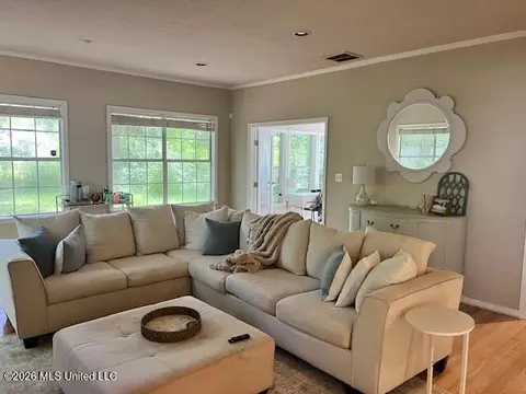 Living - 4066 Robin Dr, Jackson, MS 39206 photo 7 of 9