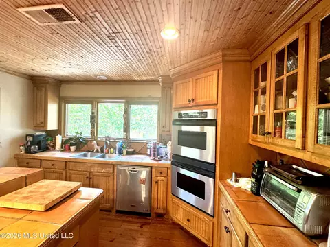 Kitchen - 4433 Deer Creek Dr, Jackson, MS 39211 photo 3 of 5