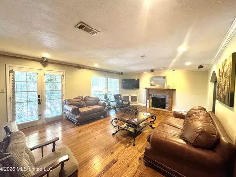 Living - 4433 Deer Creek Dr, Jackson, MS 39211 photo 4 of 4