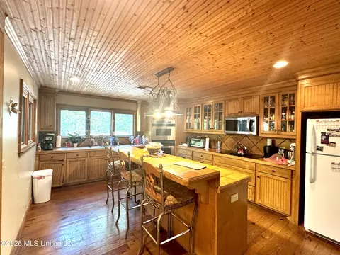 Kitchen - 4433 Deer Creek Dr, Jackson, MS 39211 photo 2 of 5