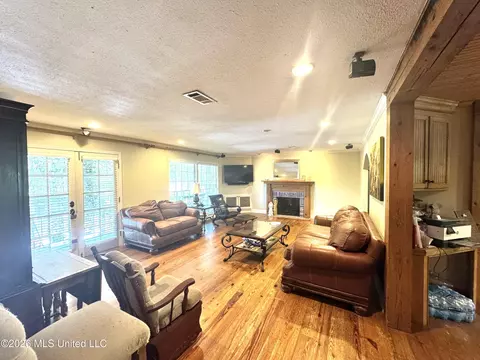 Living - 4433 Deer Creek Dr, Jackson, MS 39211 photo 3 of 4