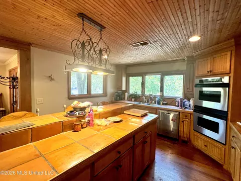 Kitchen - 4433 Deer Creek Dr, Jackson, MS 39211 photo 4 of 5