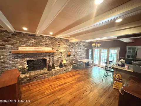 Living - 4433 Deer Creek Dr, Jackson, MS 39211 photo 2 of 4