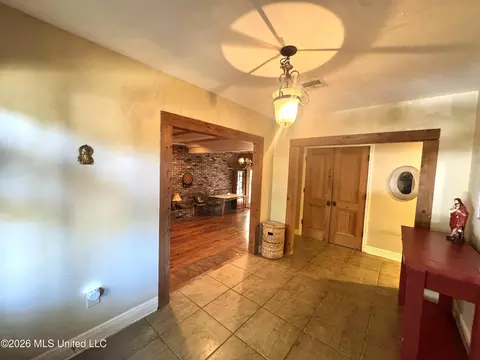 Entry Way - 4433 Deer Creek Dr, Jackson, MS 39211 photo 2 of 6