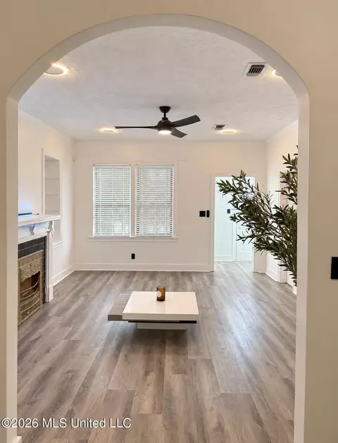 Living - 714 Maple St, Jackson, MS 39203 photo 1 of 2