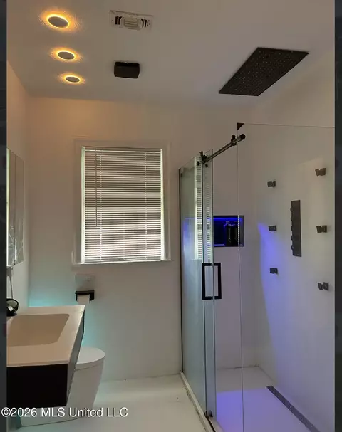 Bath - 714 Maple St, Jackson, MS 39203 photo 2 of 2