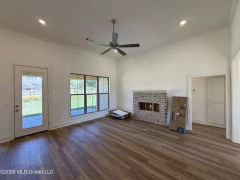 Living - 316 Brookfield Cir, Brandon, MS 39042 photo 2 of 3