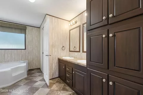 Bath - 5805 Mcingvale Rd, Hernando, MS 38632 photo 1 of 1