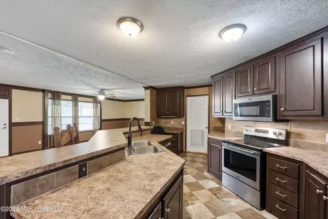 Kitchen - 5805 Mcingvale Rd, Hernando, MS 38632 photo 2 of 5