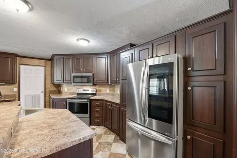 Kitchen - 5805 Mcingvale Rd, Hernando, MS 38632 photo 3 of 5