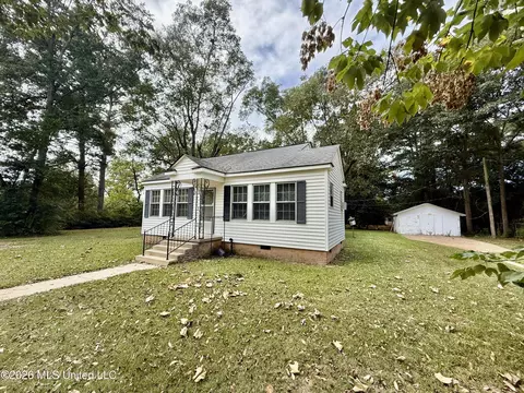 Exterior - 302 3rd Ave, Magee, MS 39111 photo 3 of 9