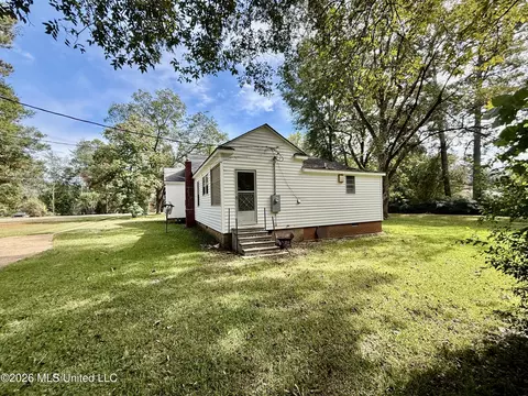 Exterior - 302 3rd Ave, Magee, MS 39111 photo 6 of 9