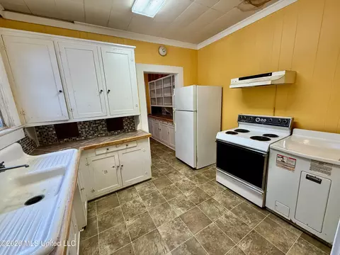 Kitchen - 302 3rd Ave, Magee, MS 39111 photo 1 of 2
