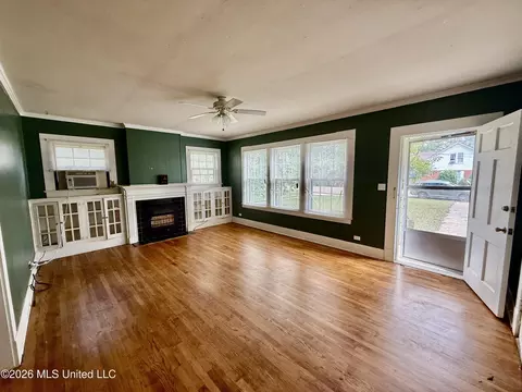 Living - 302 3rd Ave, Magee, MS 39111 photo 2 of 5