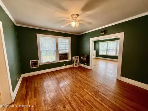 Living - 302 3rd Ave, Magee, MS 39111 photo 4 of 5
