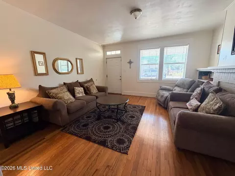 Living - 109 NW 3rd St, Magee, MS 39111 photo 4 of 6