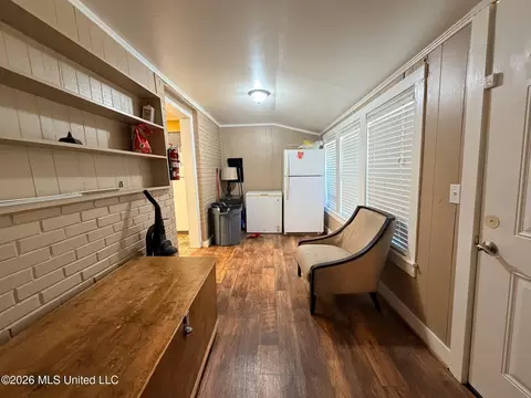 Entry Way - 109 NW 3rd St, Magee, MS 39111 photo 2 of 3