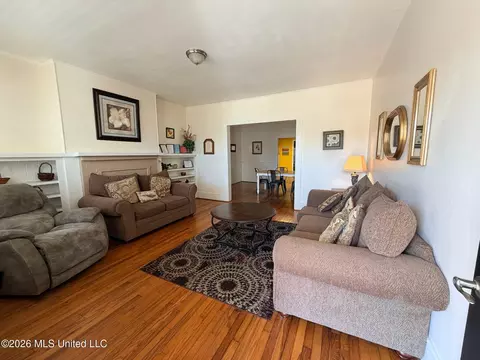 Living - 109 NW 3rd St, Magee, MS 39111 photo 3 of 6