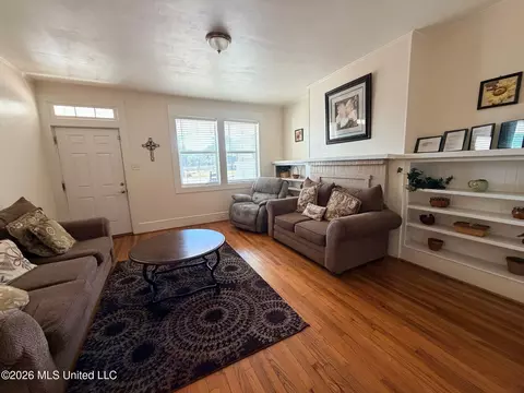 Living - 109 NW 3rd St, Magee, MS 39111 photo 5 of 6