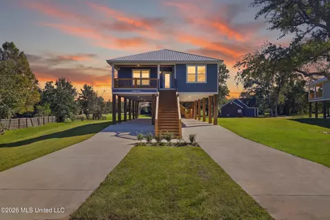 10107 Bald Eagle Dr, Biloxi, MS 39532