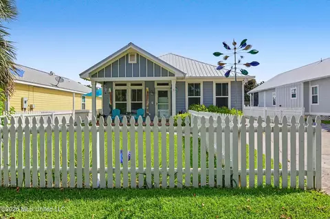 427 Saint George St, Bay Saint Louis, MS 39520