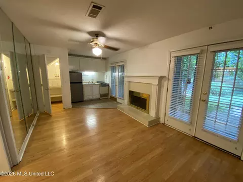 Living - 1326 Roxbury Ct #A, Jackson, MS 39211 photo 4 of 5