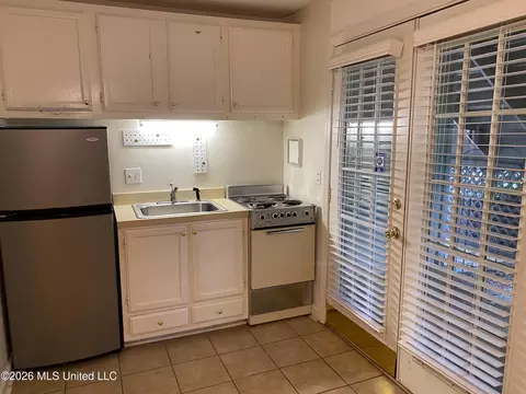 Kitchen - 1326 Roxbury Ct #A, Jackson, MS 39211 photo 5 of 6