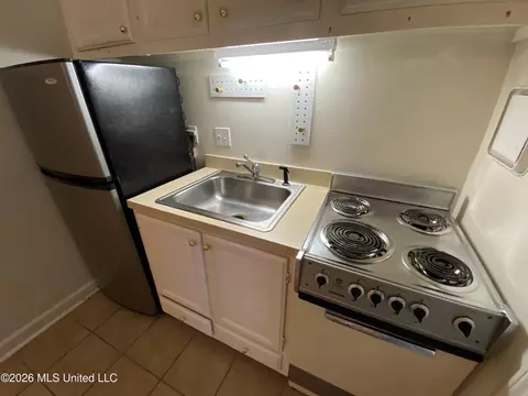 Kitchen - 1326 Roxbury Ct #A, Jackson, MS 39211 photo 4 of 6