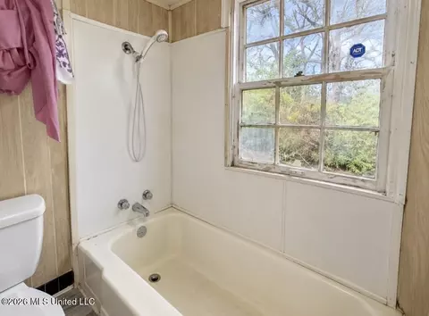 Bath - 2161 W Mcdowell Rd, Jackson, MS 39204 photo 4 of 6