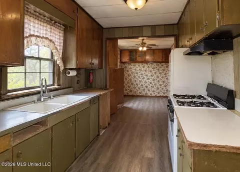 Entry Way - 2161 W Mcdowell Rd, Jackson, MS 39204 photo 2 of 2