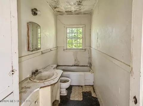 Bath - 2161 W Mcdowell Rd, Jackson, MS 39204 photo 5 of 6