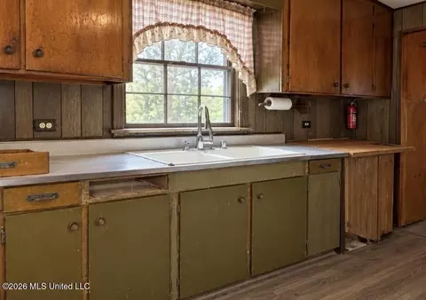 Kitchen - 2161 W Mcdowell Rd, Jackson, MS 39204 photo 1 of 2