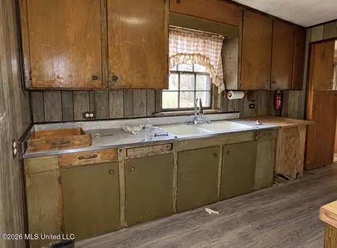 Kitchen - 2161 W Mcdowell Rd, Jackson, MS 39204 photo 2 of 2