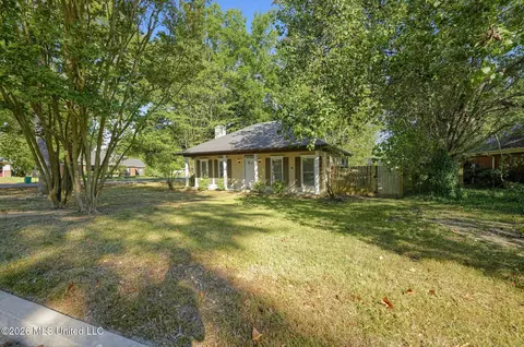 101 Honeysuckle Ln, Ridgeland, MS 39157