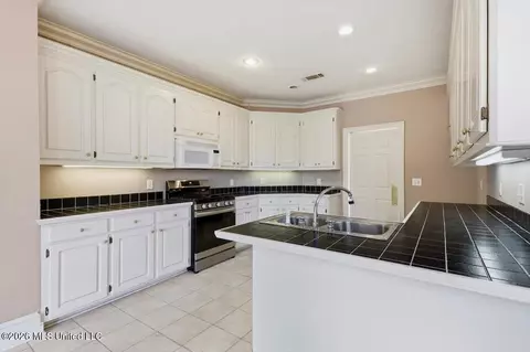 Kitchen - 804 Annandale Rd, Madison, MS 39110 photo 2 of 5