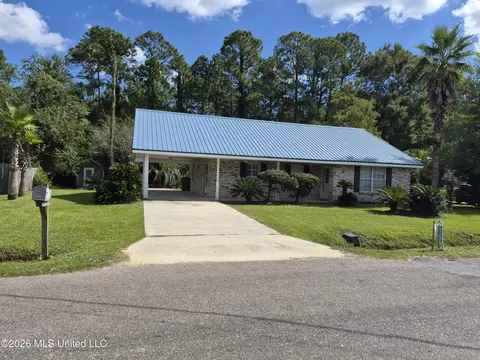 1428 Margie St, Waveland, MS 39576